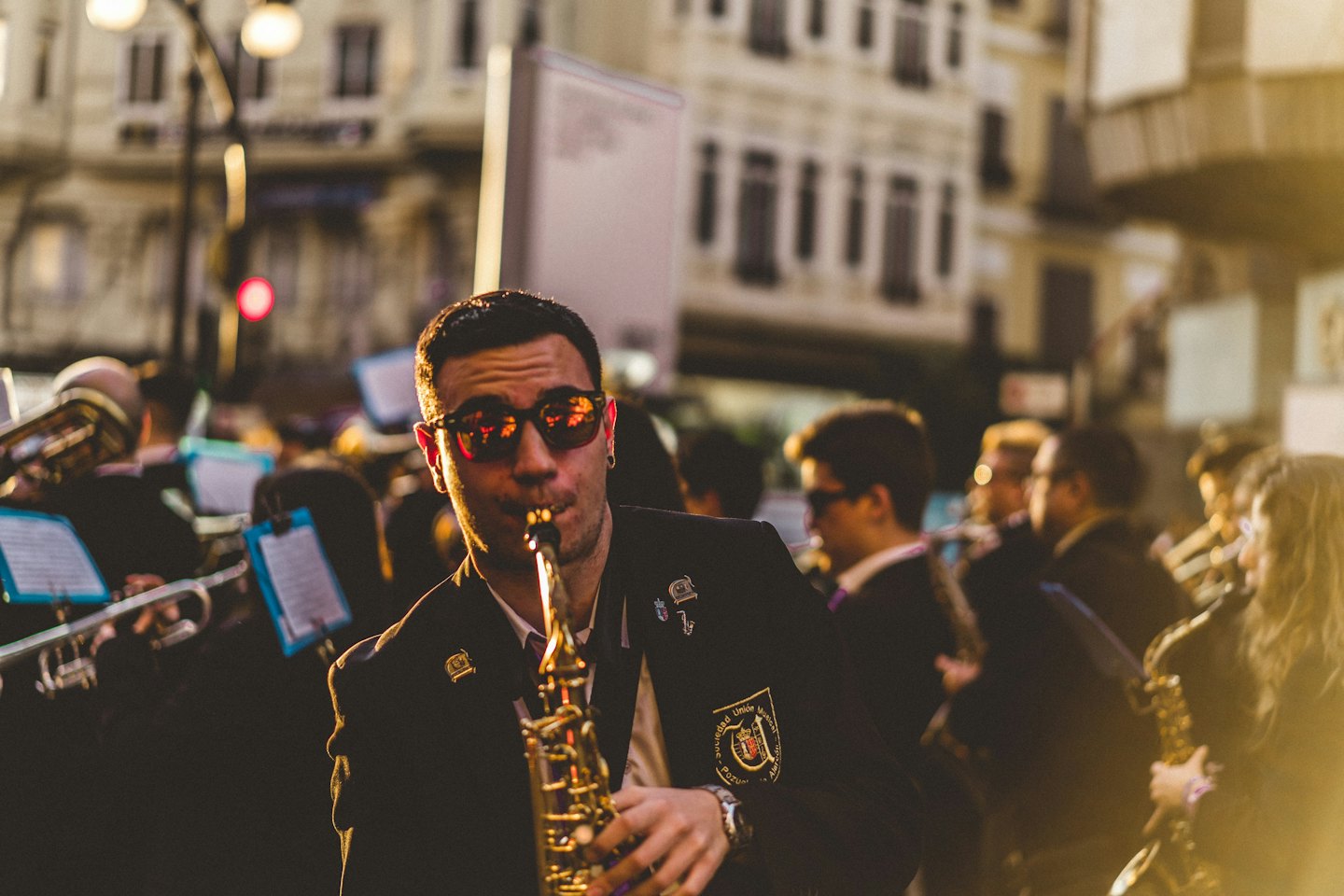 Un saxophoniste joue d'un saxophone doré dans une rue de la ville.