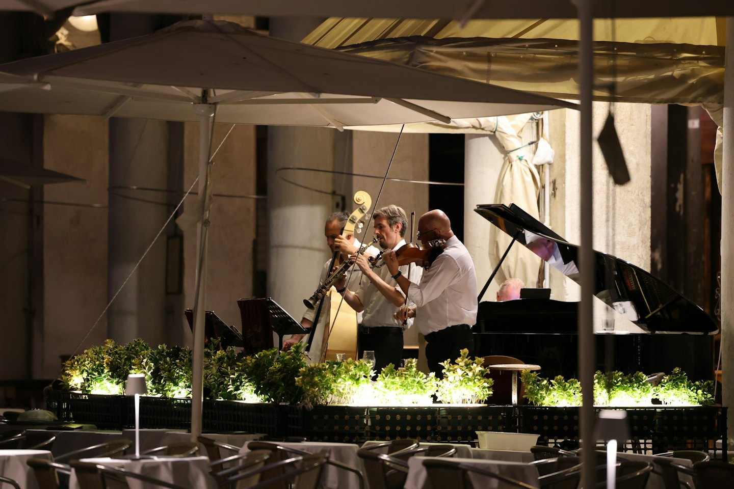 Un quatuor de musique joue en terrasse de café.