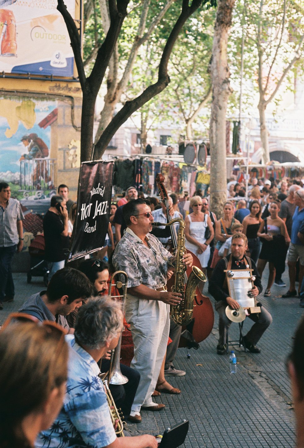 Un groupe de jazz joue dans la rue pour une foule.
